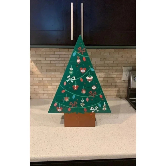 2021 Mickey Mouse and Friends Disney Parks Wishables Plush Advent Calendar - Picture 3 of 5